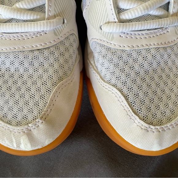 ASICS volleyball shoes - Picture 2 of 4